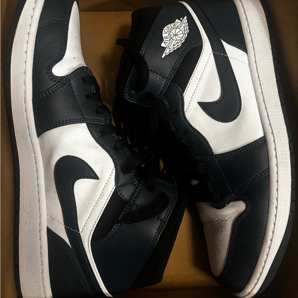 Air Jordan 1 MID